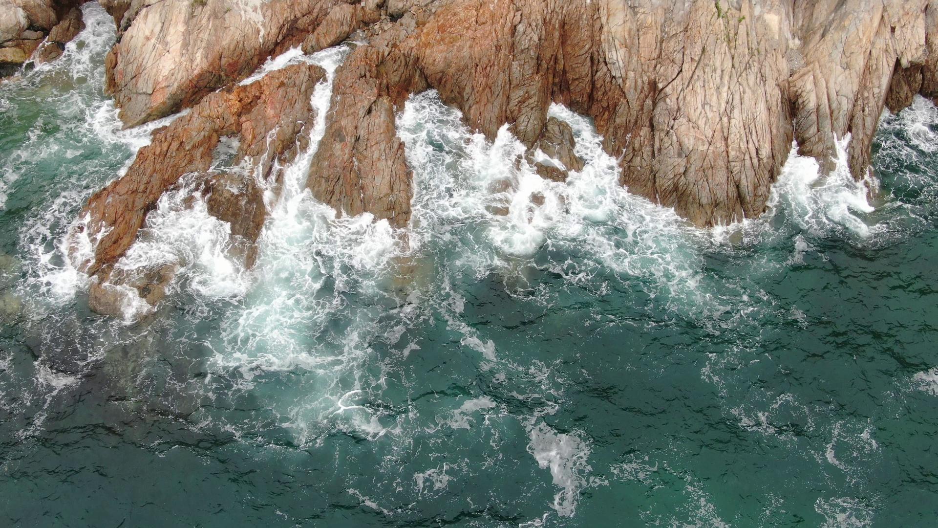 航拍波涛汹涌的海水击打礁石视频的预览图