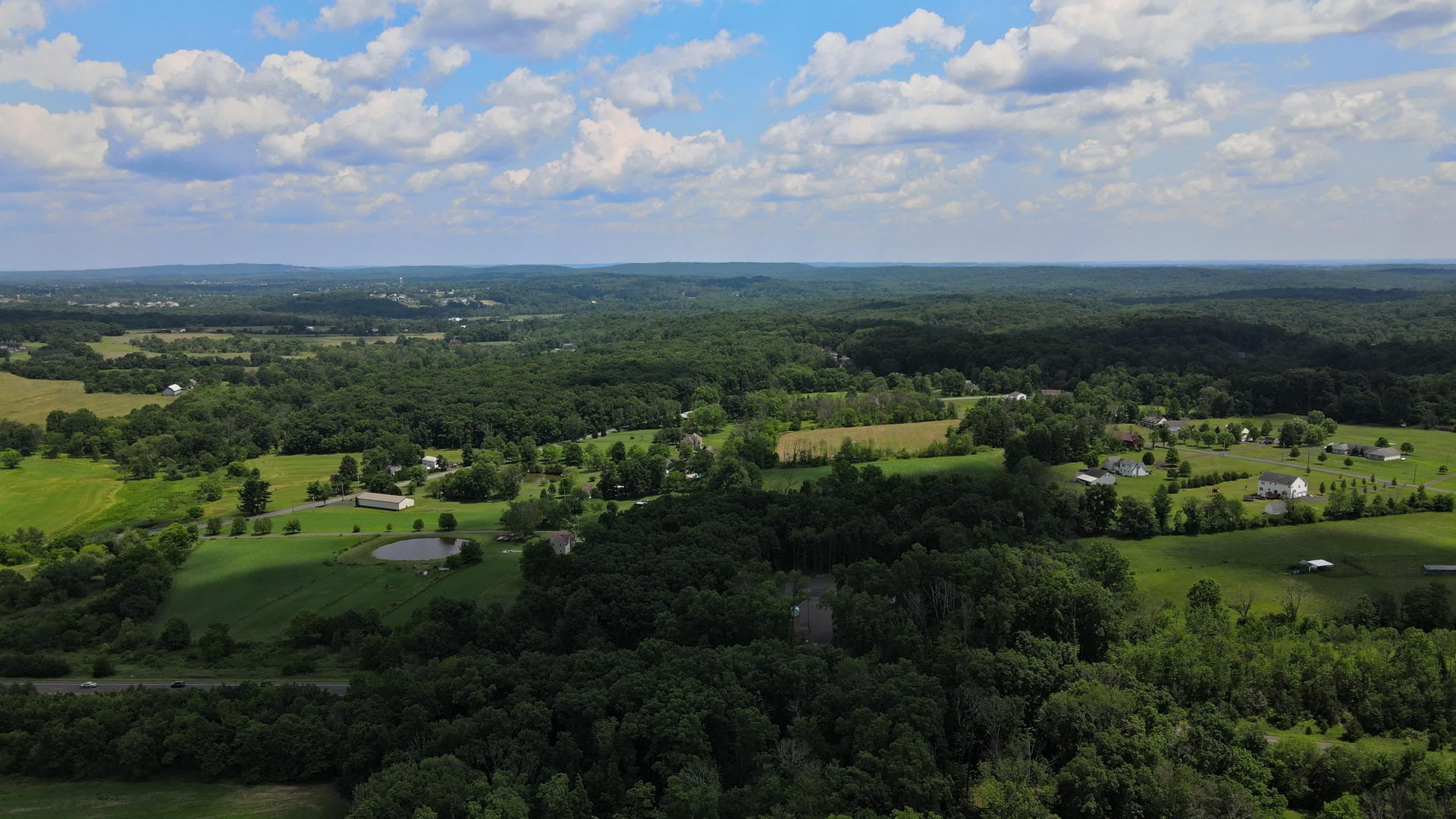 宾夕法尼亚州波科诺山的森林和农田景观享受美丽的风景视频的预览图