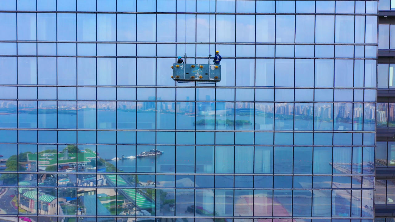 4K航拍城市高空作业视频的预览图