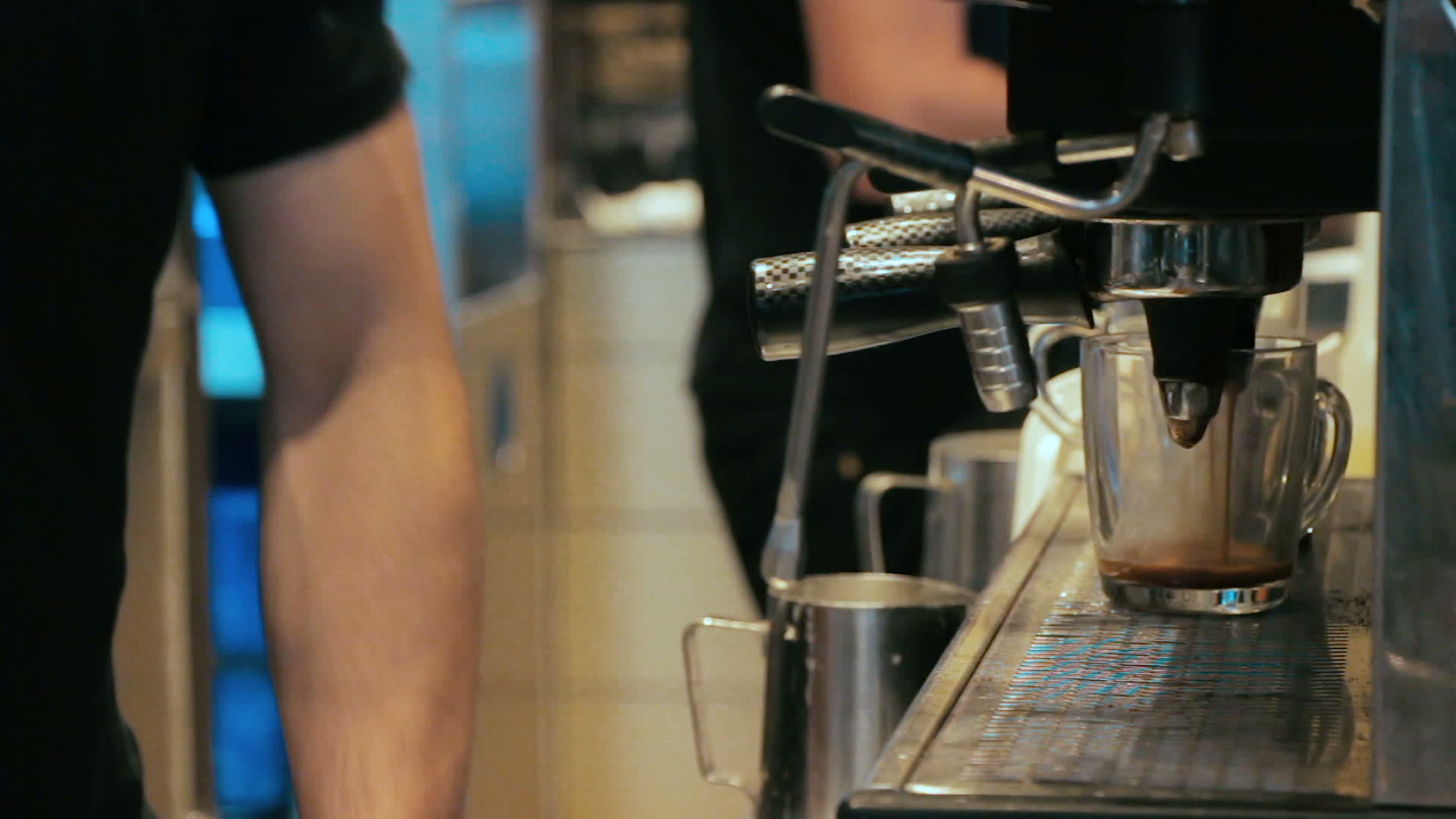 在一个繁忙的咖啡店咖啡机里煮咖啡视频的预览图
