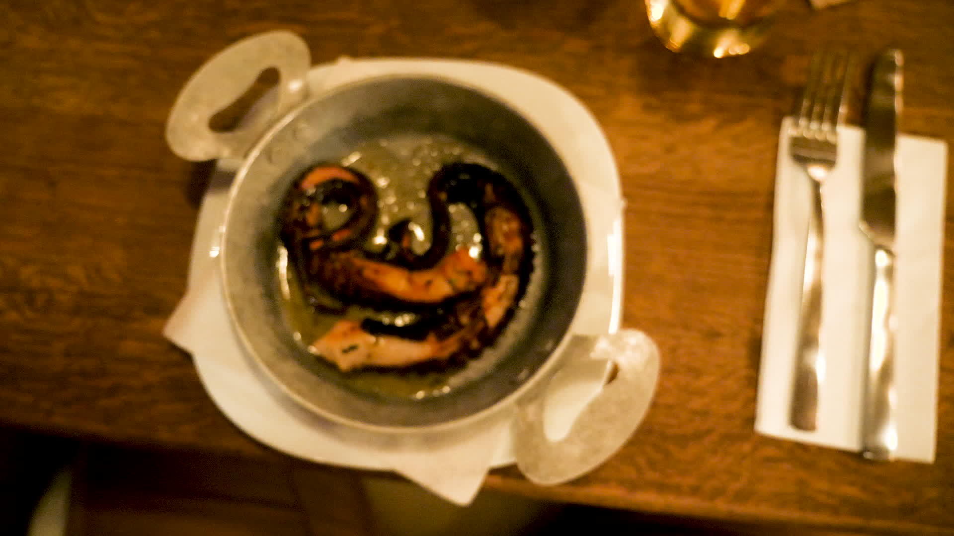 用油炸章鱼在食品板上放大顶部视图视频的预览图