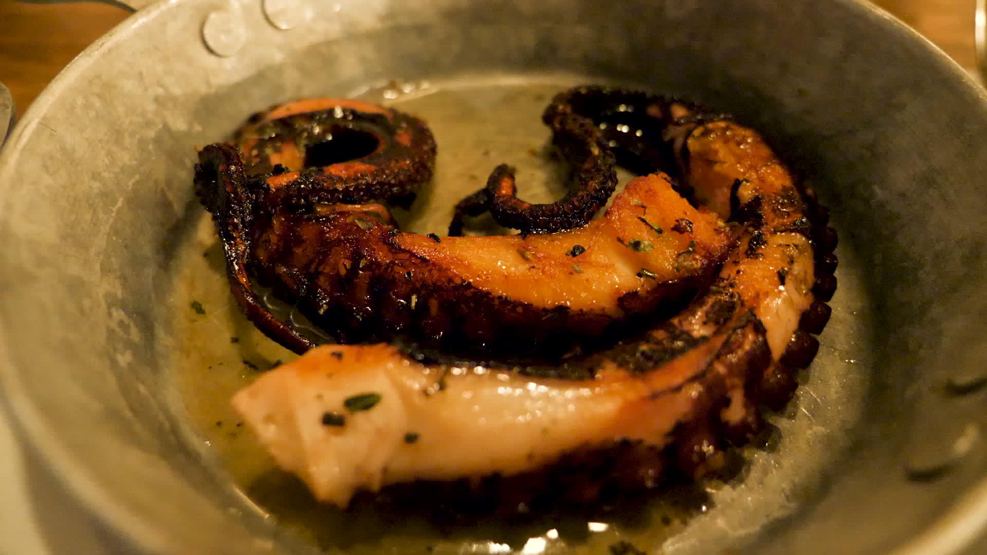 美味的食物美味的炸章鱼视频的预览图