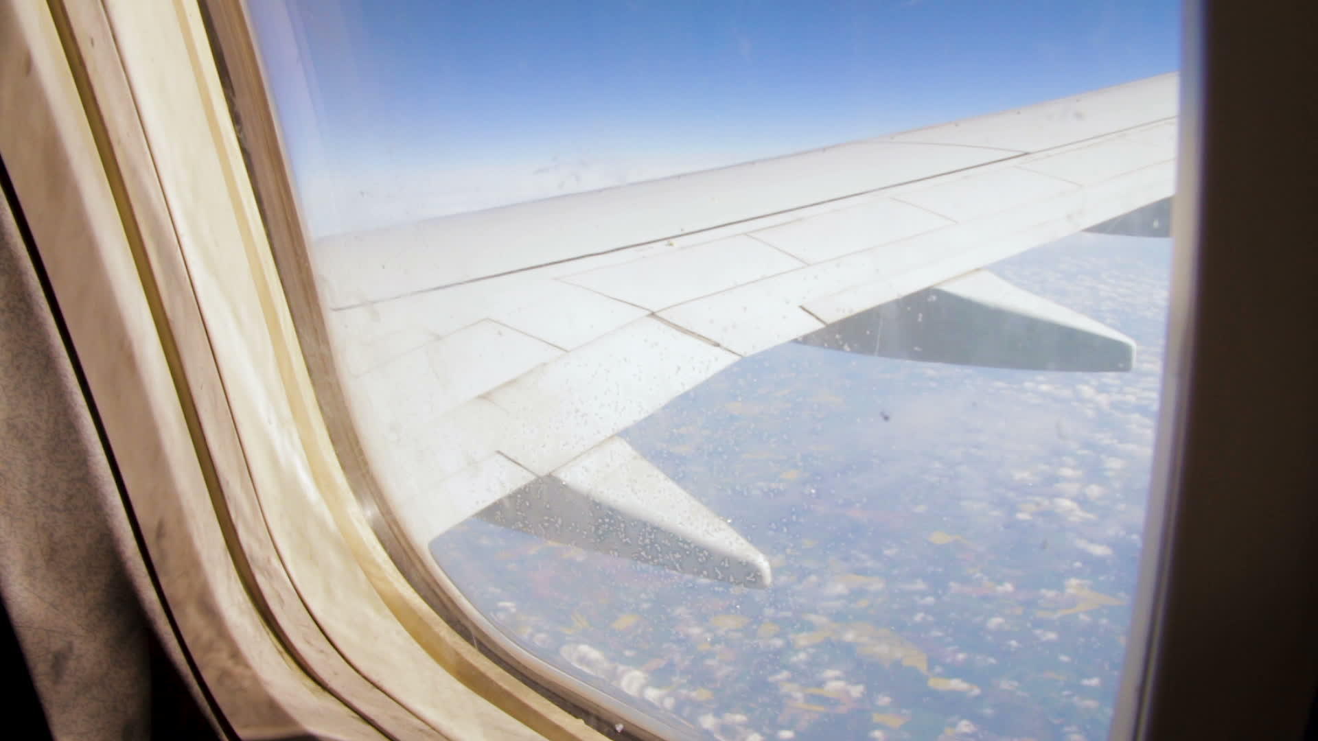 飞机机翼在天空中飞越陆地视频的预览图