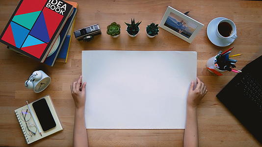 4k右边工作台上的空白草纸堆在创造性的专业手翻循环上视频的预览图
