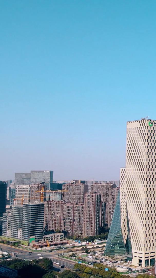 航拍杭州CBD来福士城阳台日月同辉视频的预览图