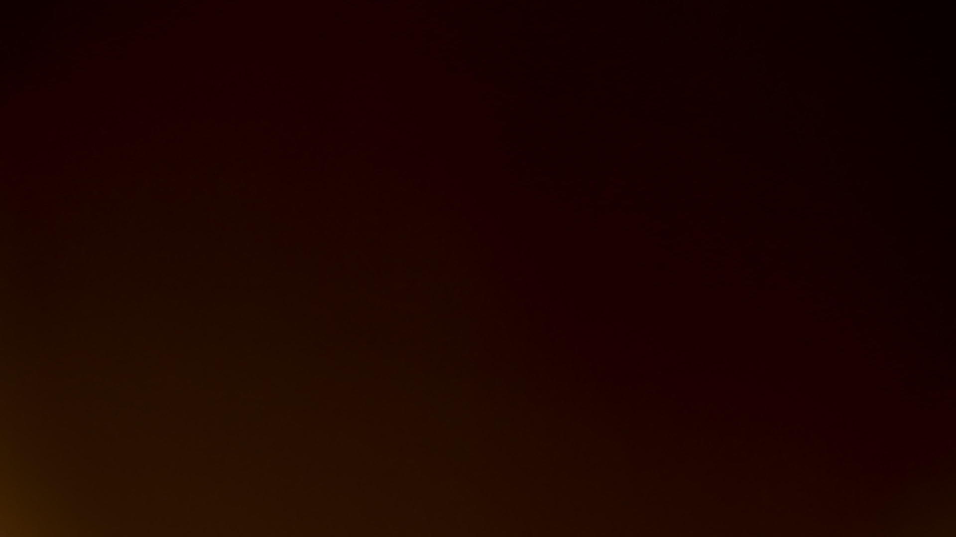 手电筒在黑色背景上的温暖抽象照明效果视频的预览图