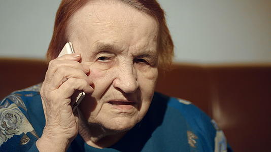 老年妇女在手机上说话的情况视频的预览图