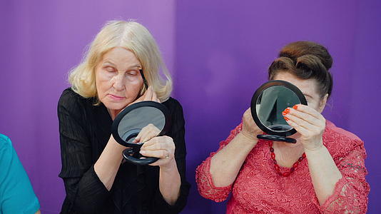 两个成熟的女人在美容学校的小镜子前化妆视频的预览图