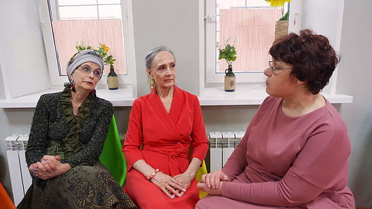 老年妇女坐在领养老人的俱乐部里讨论朋友的会议聊天视频的预览图