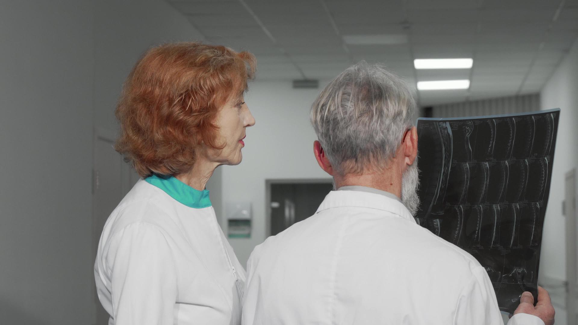 两名老年医生的后视镜一起检查MRI扫描视频的预览图