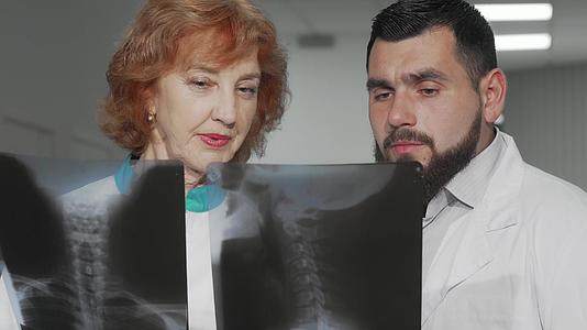 两名医生讨论了对患者的X光扫描视频的预览图