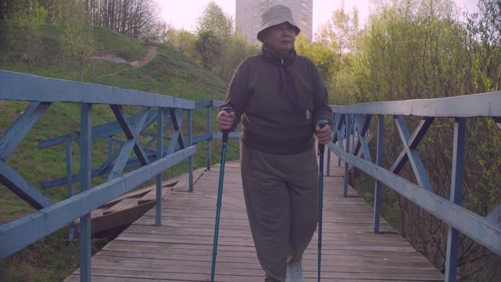 高级活跃女性与步行杆一起行走视频的预览图