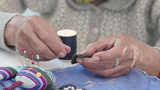 老年妇女在针头工艺品中接受阿尔茨海默病或痴呆症视频的预览图