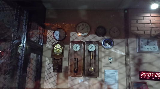 古董和独特的时钟挂在墙上视频的预览图