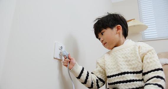 将电线插入插座的居家儿童视频的预览图