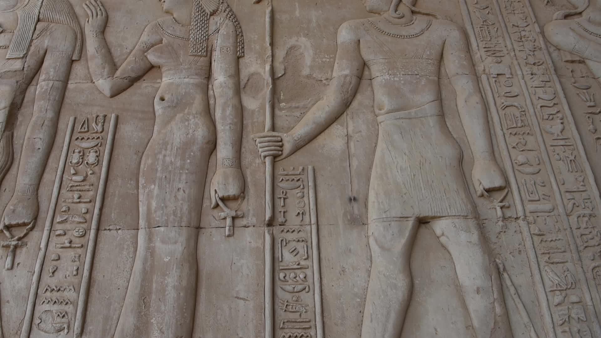 古埃及寺庙墙上的象形文字雕刻视频的预览图
