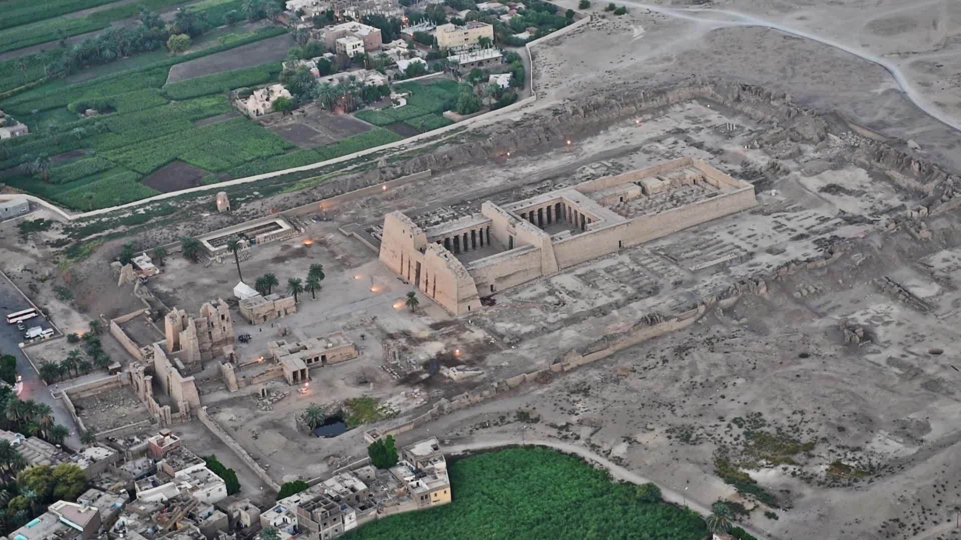 埃及神庙在豪华高气流中的空气视图视频的预览图