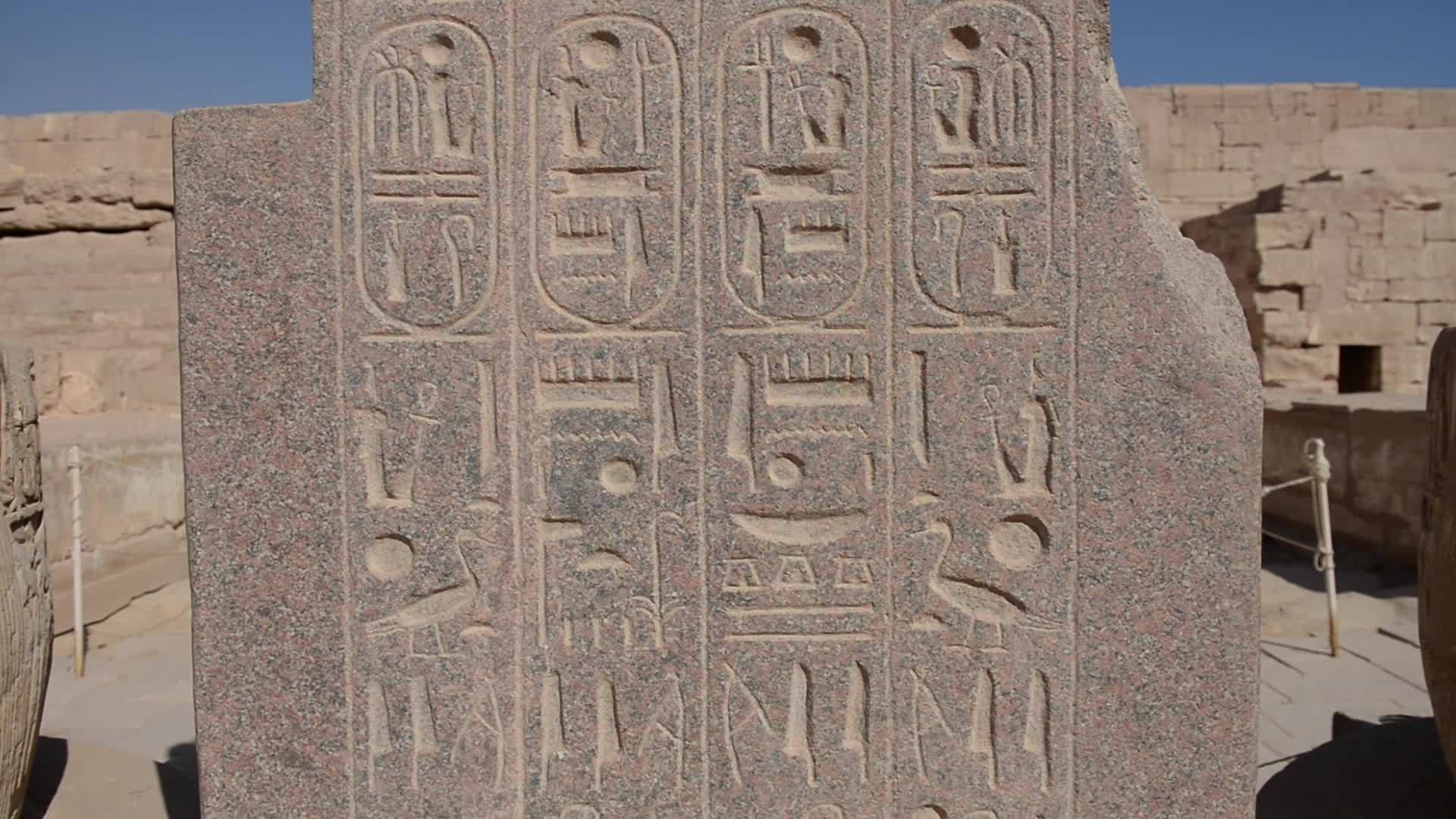 古埃及寺庙的象形文字雕刻和柱子视频的预览图