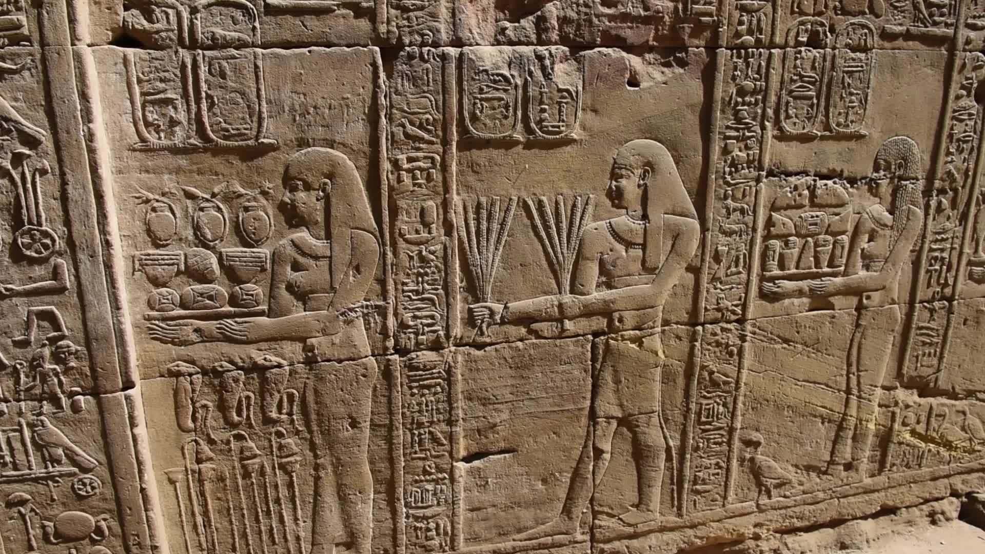 古埃及寺庙墙上的象形文字雕刻视频的预览图