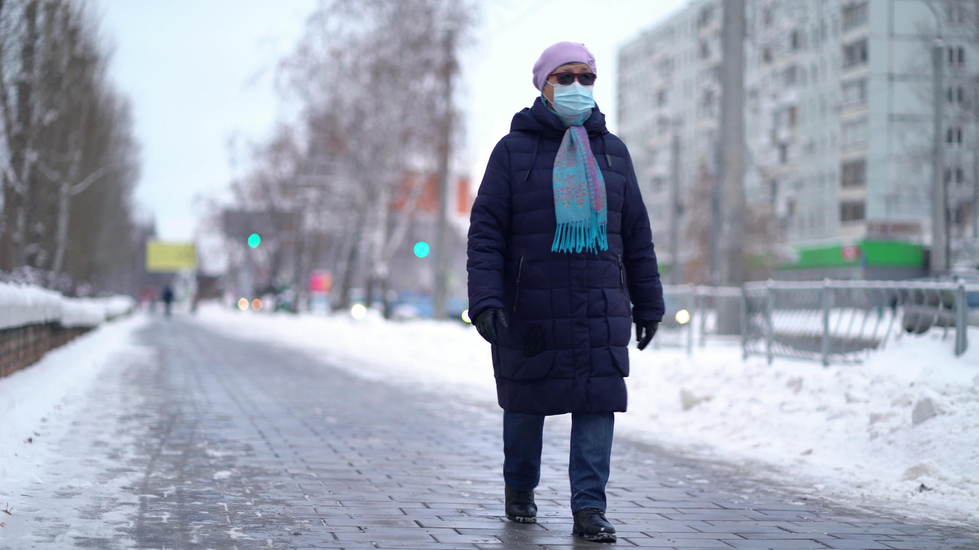 戴着医用口罩的老年妇女正在街上行走视频的预览图