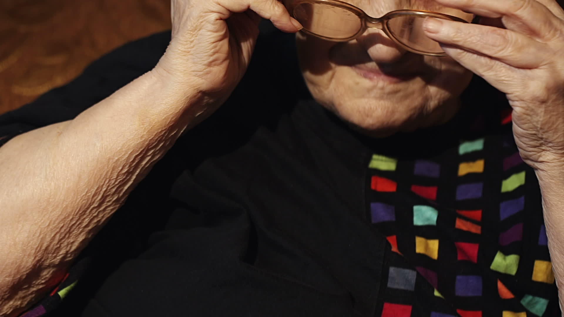 老妇女戴眼镜视频的预览图
