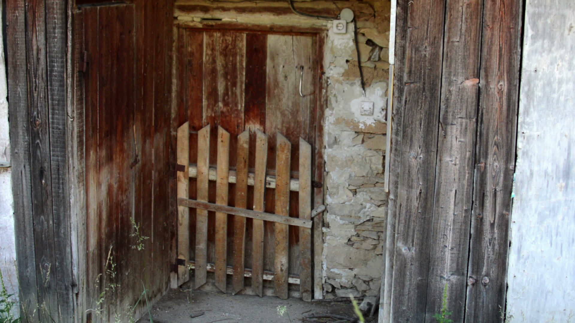 旧破旧房屋入口视频的预览图