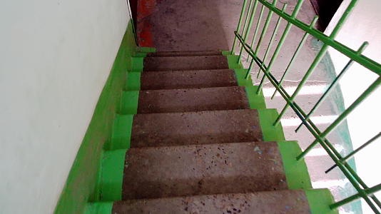 走下老房子的楼梯视频的预览图