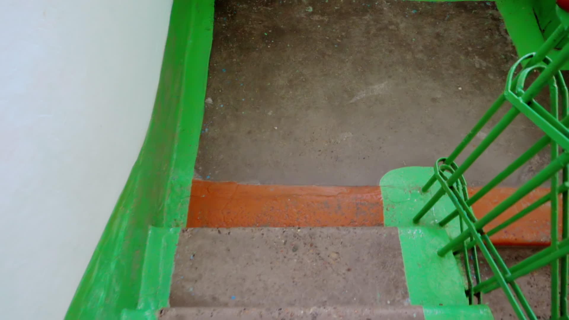 在一所老房子的楼梯上视频的预览图