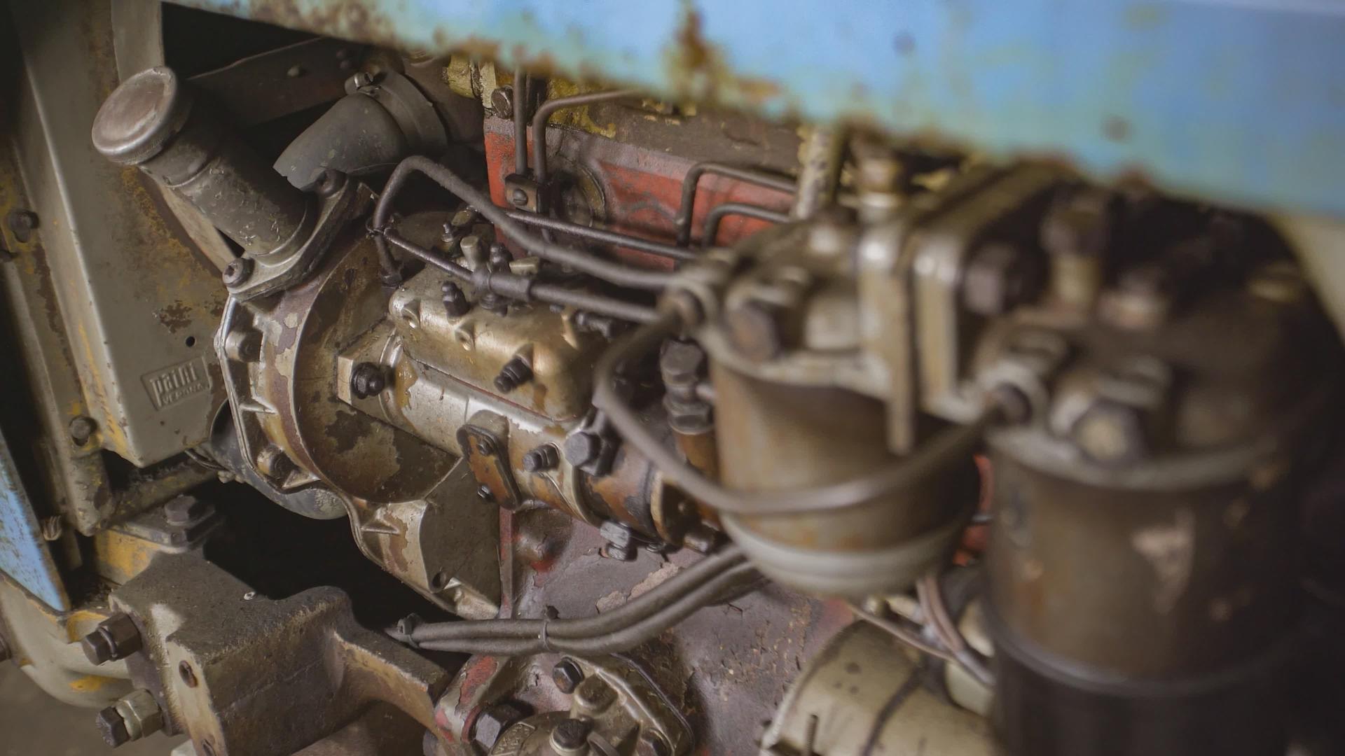 旧拖拉机发动机的细节视频的预览图