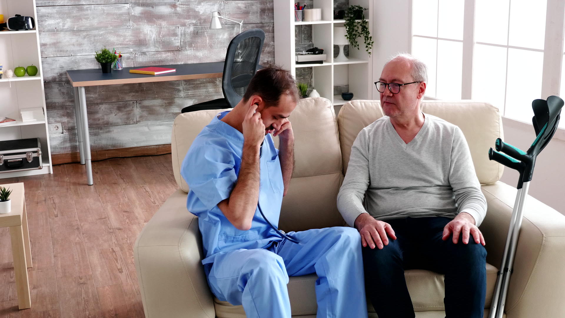 男护士用听诊器检查老人的心跳视频的预览图