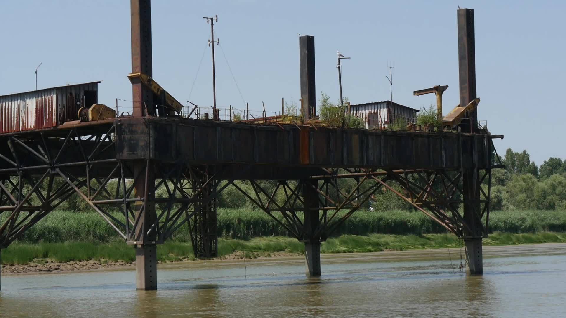 河上旧弃置的浮游艇视频的预览图