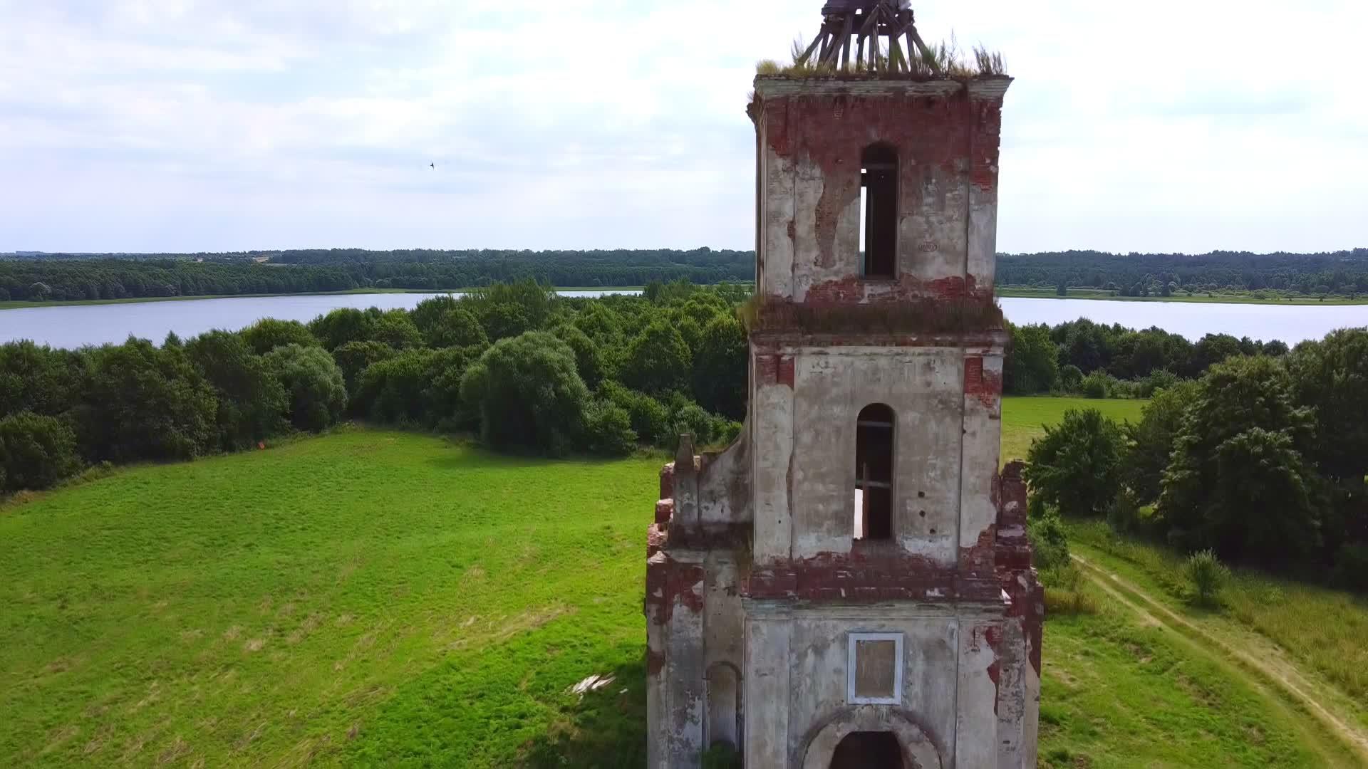 无人驾驶飞机在旧教堂或教堂前飞行视频的预览图