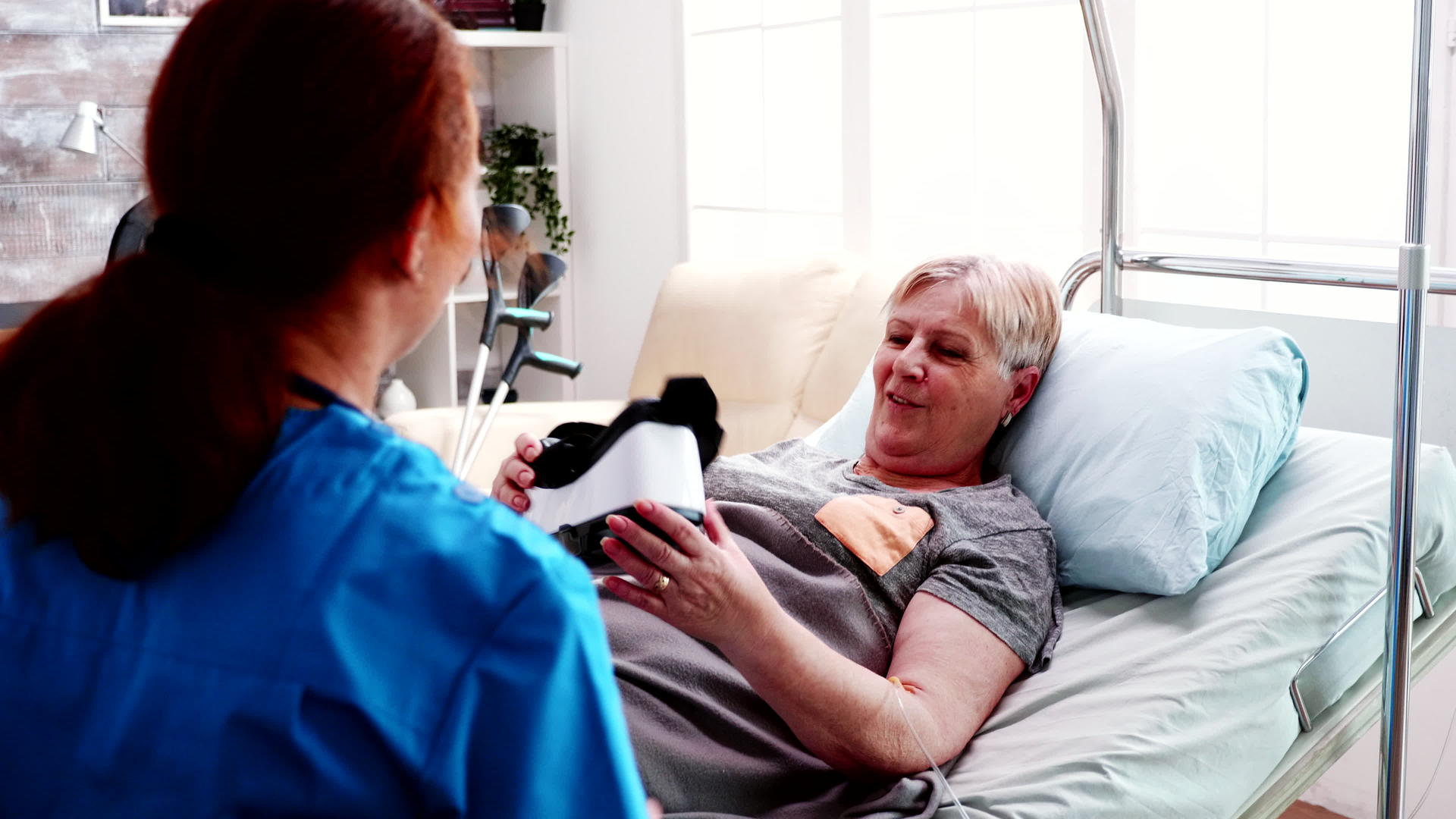 帮助老年妇女养老院的女护士视频的预览图