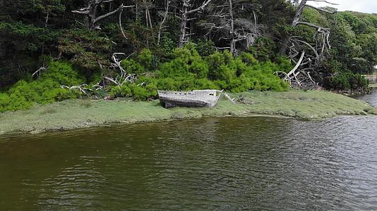 被摧毁的旧木船拍摄的无人机镜头是美丽的古代传统船只视频的预览图