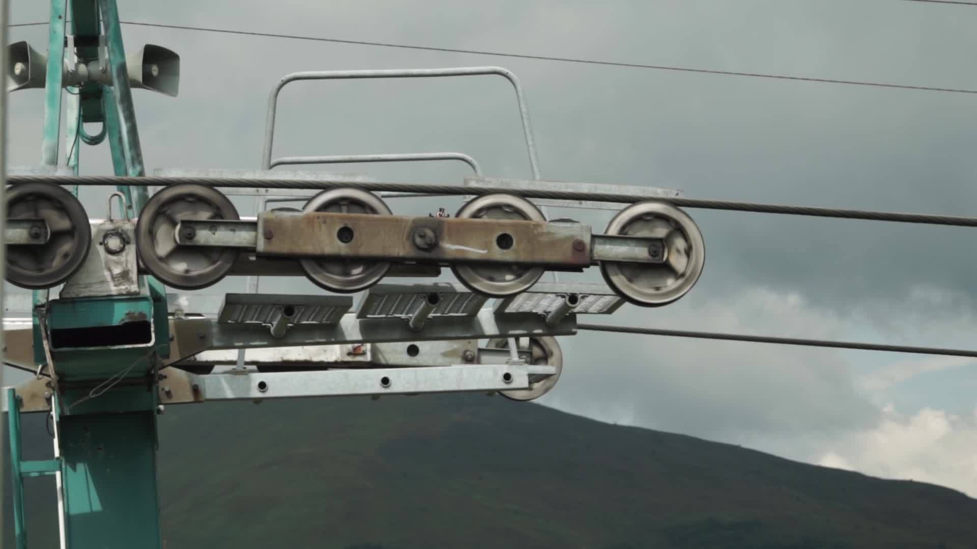 滚轮和轴承旋转快速拉动电椅电梯的电缆视频的预览图