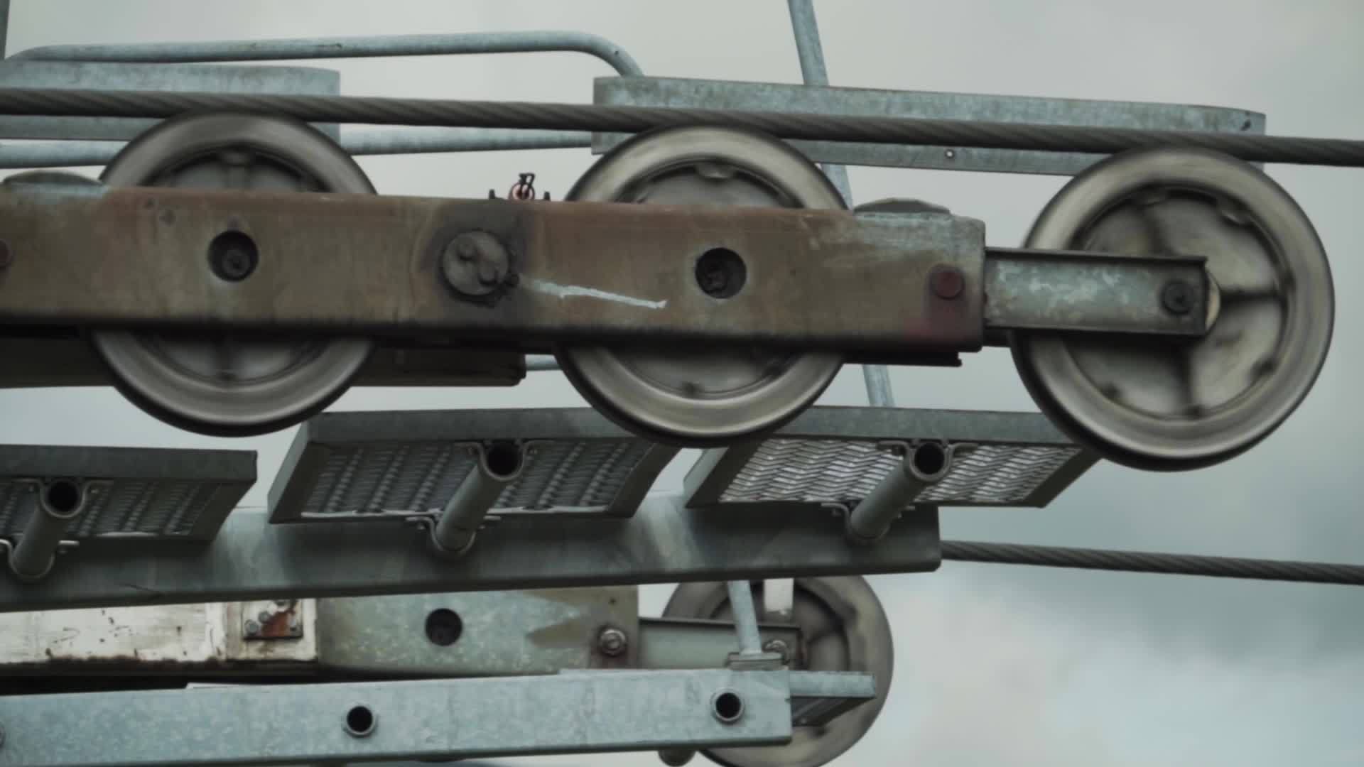 滚轮和轴承旋转快速拉动电椅电梯的电缆A视频的预览图