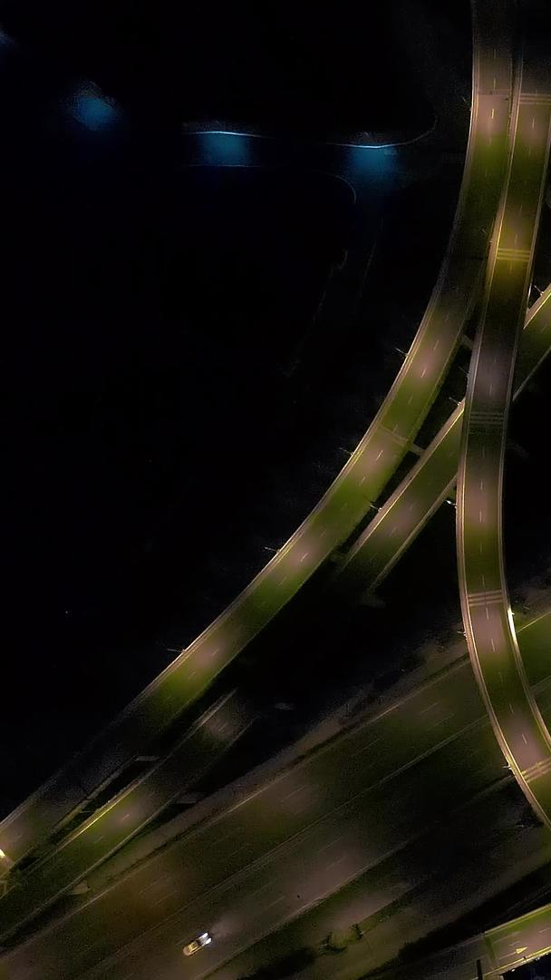 航拍俯瞰杭州彩虹立交桥夜景车流视频的预览图