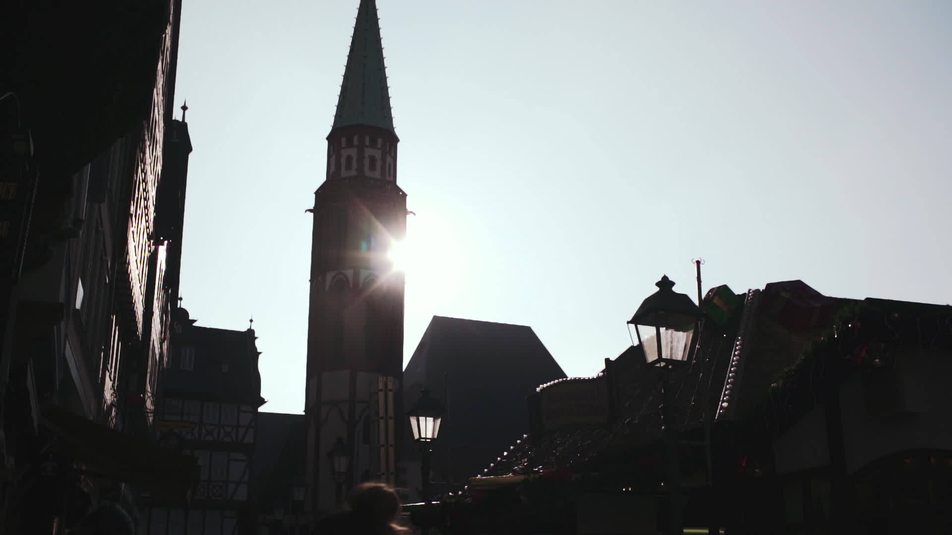 古老的尼乔拉斯教堂塔和佛朗福圣诞市场被阳光反射视频的预览图