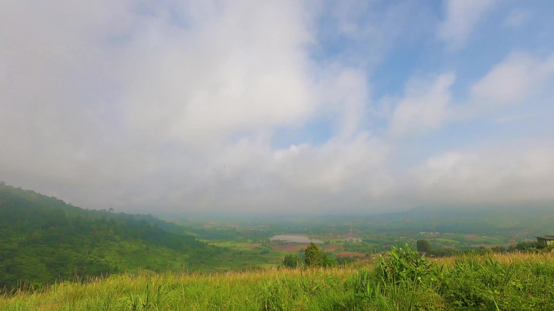 时间消失在伴随着泰国美丽自然山峰的薄雾中视频的预览图