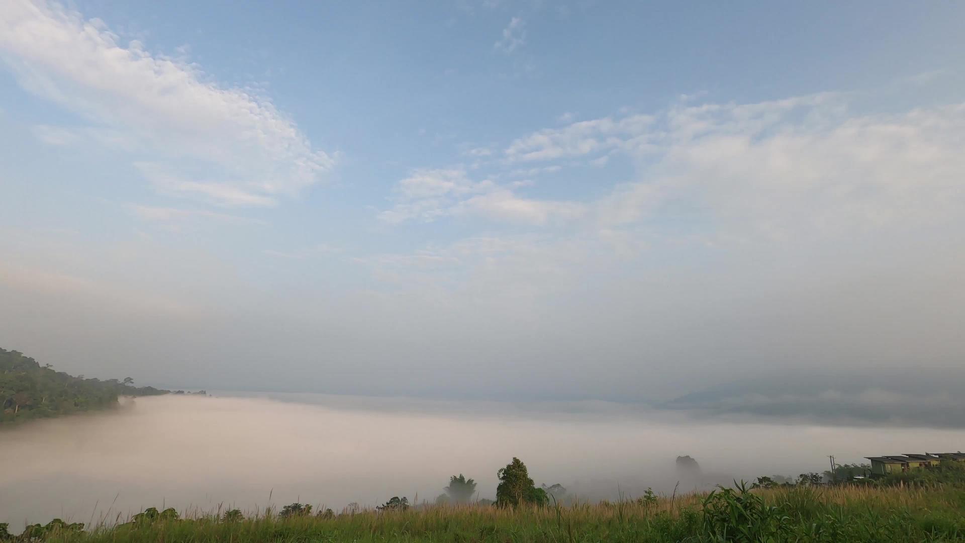 随着时间的流逝大雾和美丽的自然山峰在赵高视频的预览图