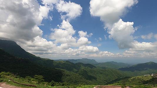 泰国王国的赵高中时空与美丽的自然山峰相伴视频的预览图
