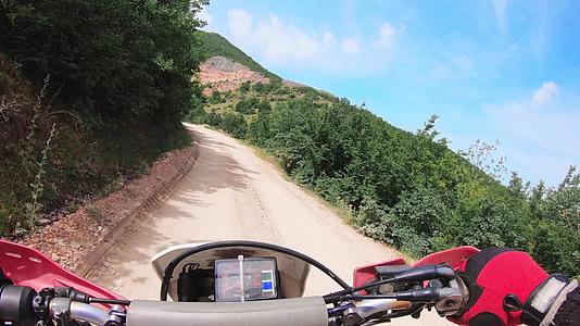 越野机动车在农村山区公路上骑摩托车视频的预览图