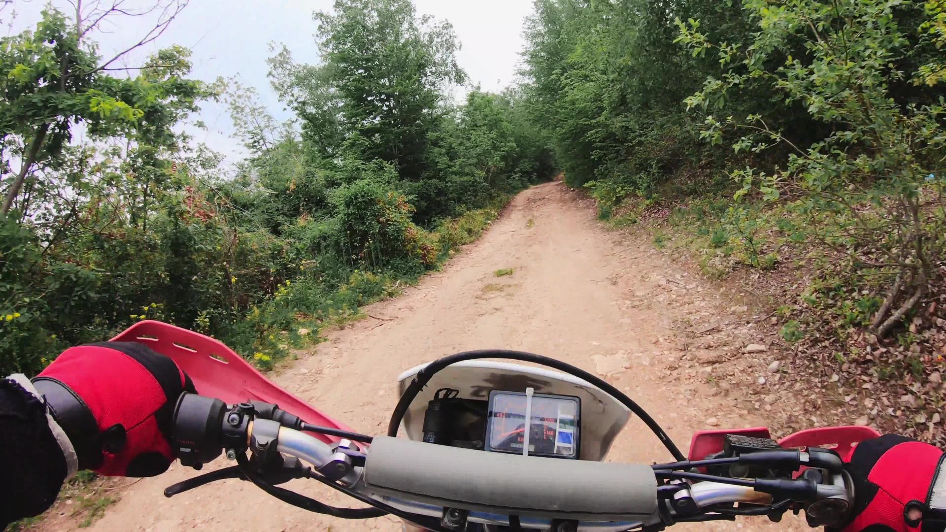 专业摩托车司机在泥土轨道上驾驶机动车视频的预览图
