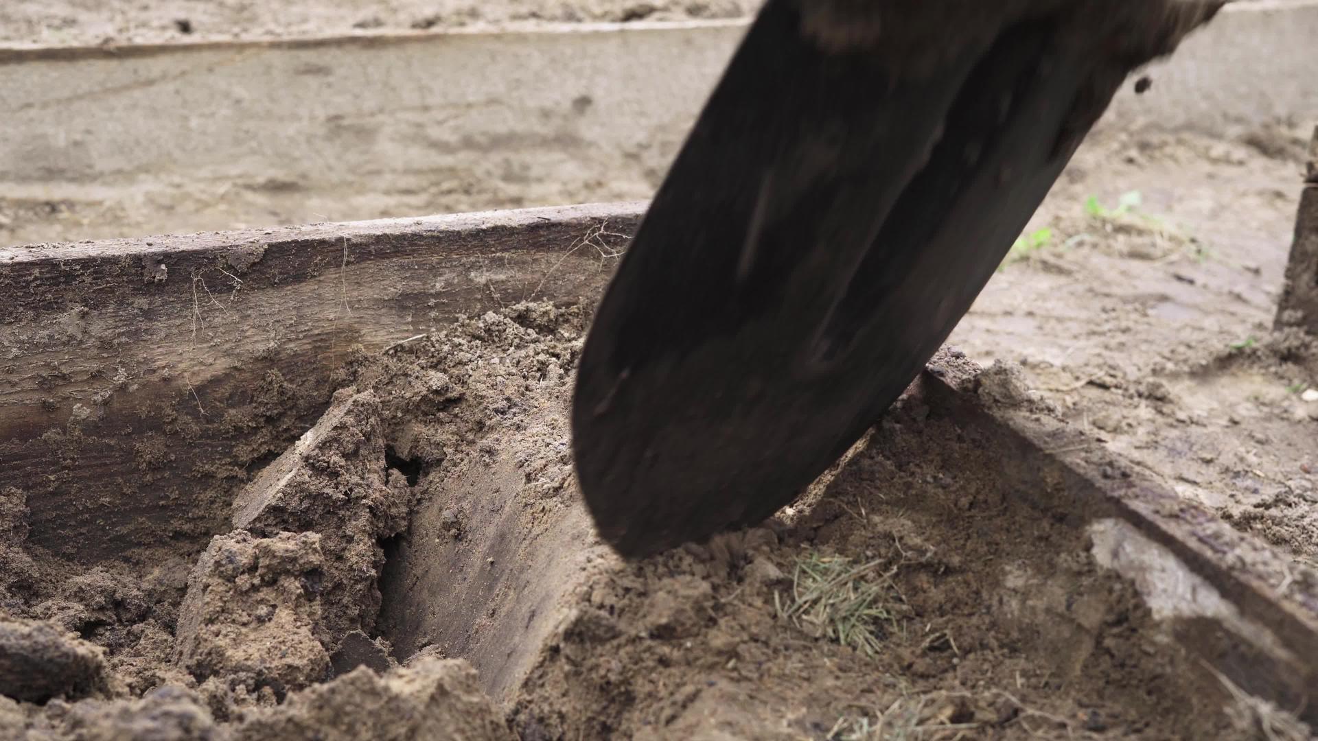 用铲子在花园里种植处女的土壤视频的预览图