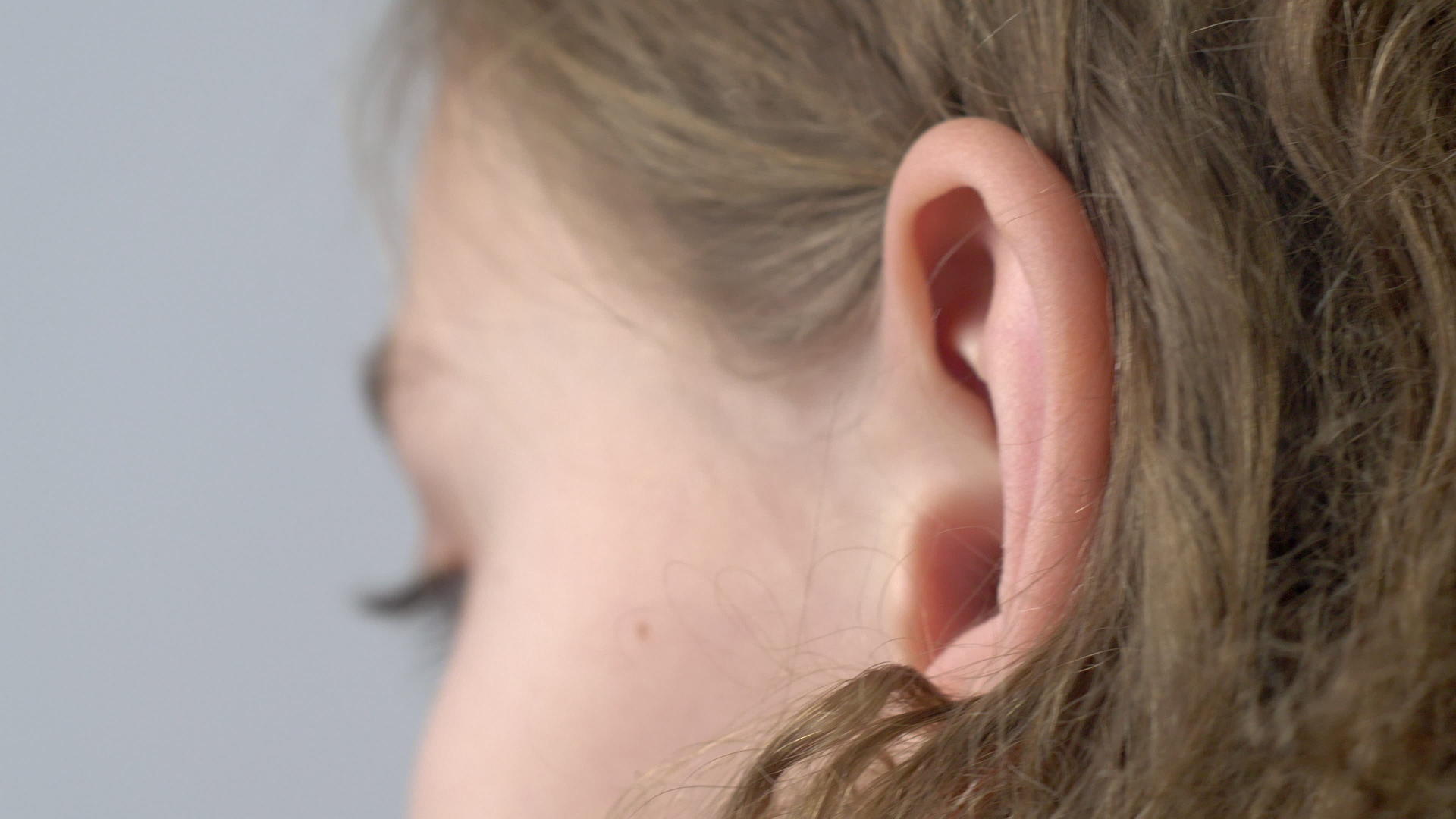 耳聋的女青年视频的预览图