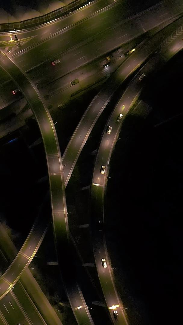 航拍俯瞰杭州彩虹立交桥夜景车流视频的预览图