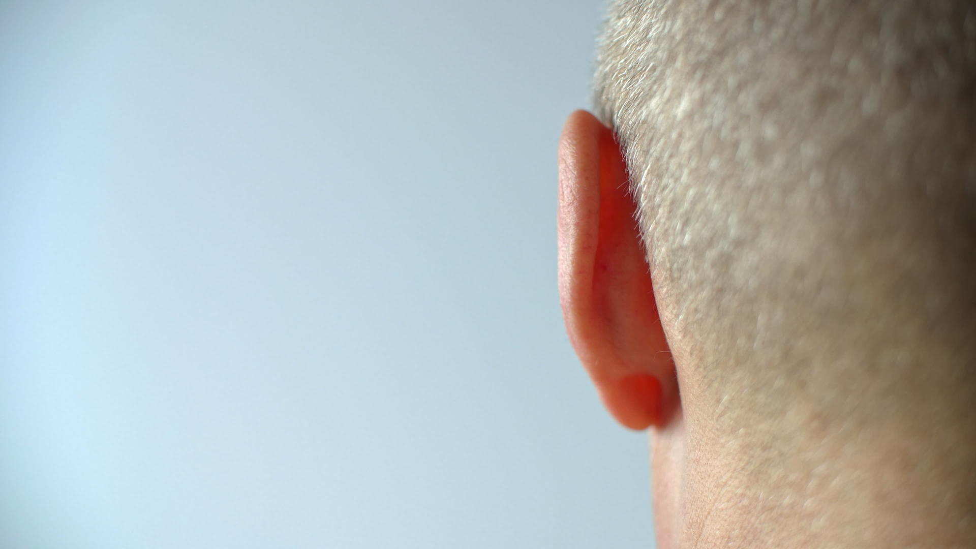 男性左耳靠近移动后视图人移动左耳人类听觉器官人体部分视频的预览图