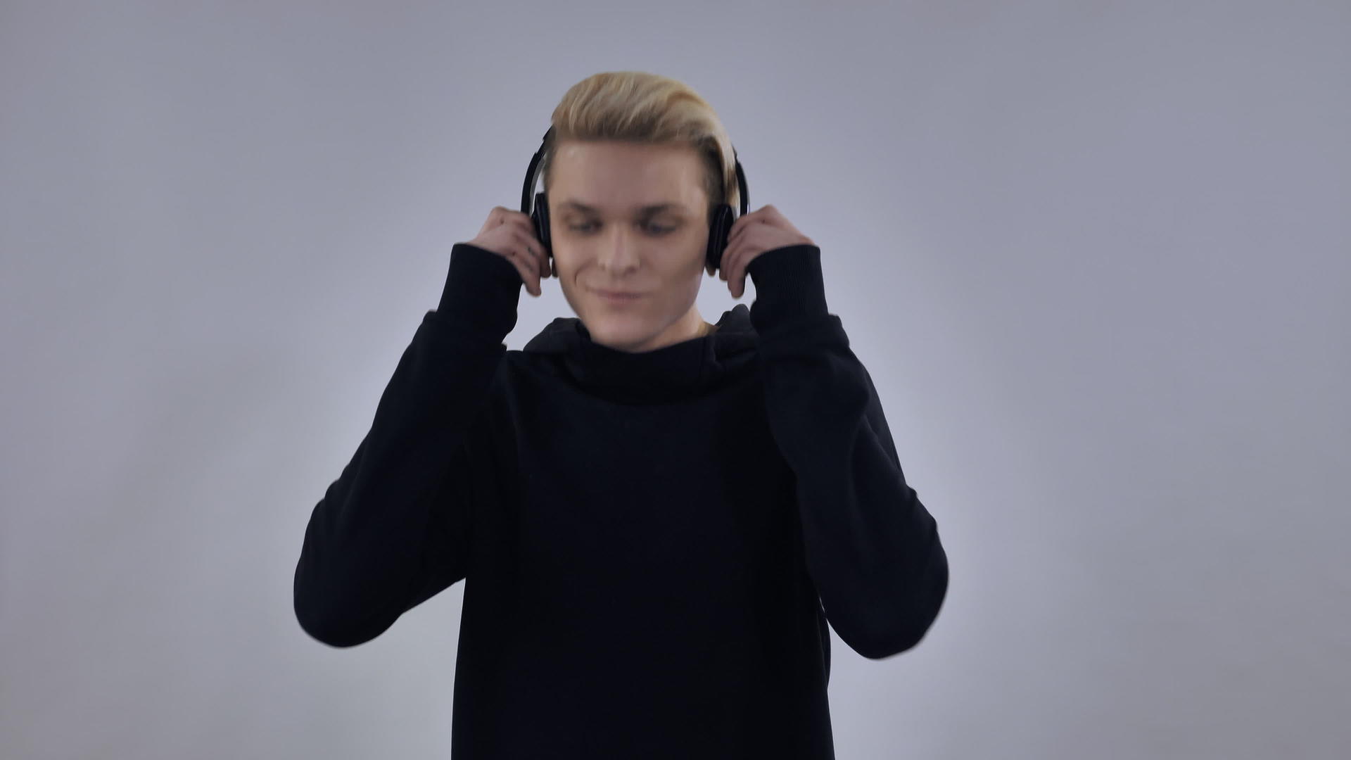 年轻时尚男用耳机听声音视频的预览图