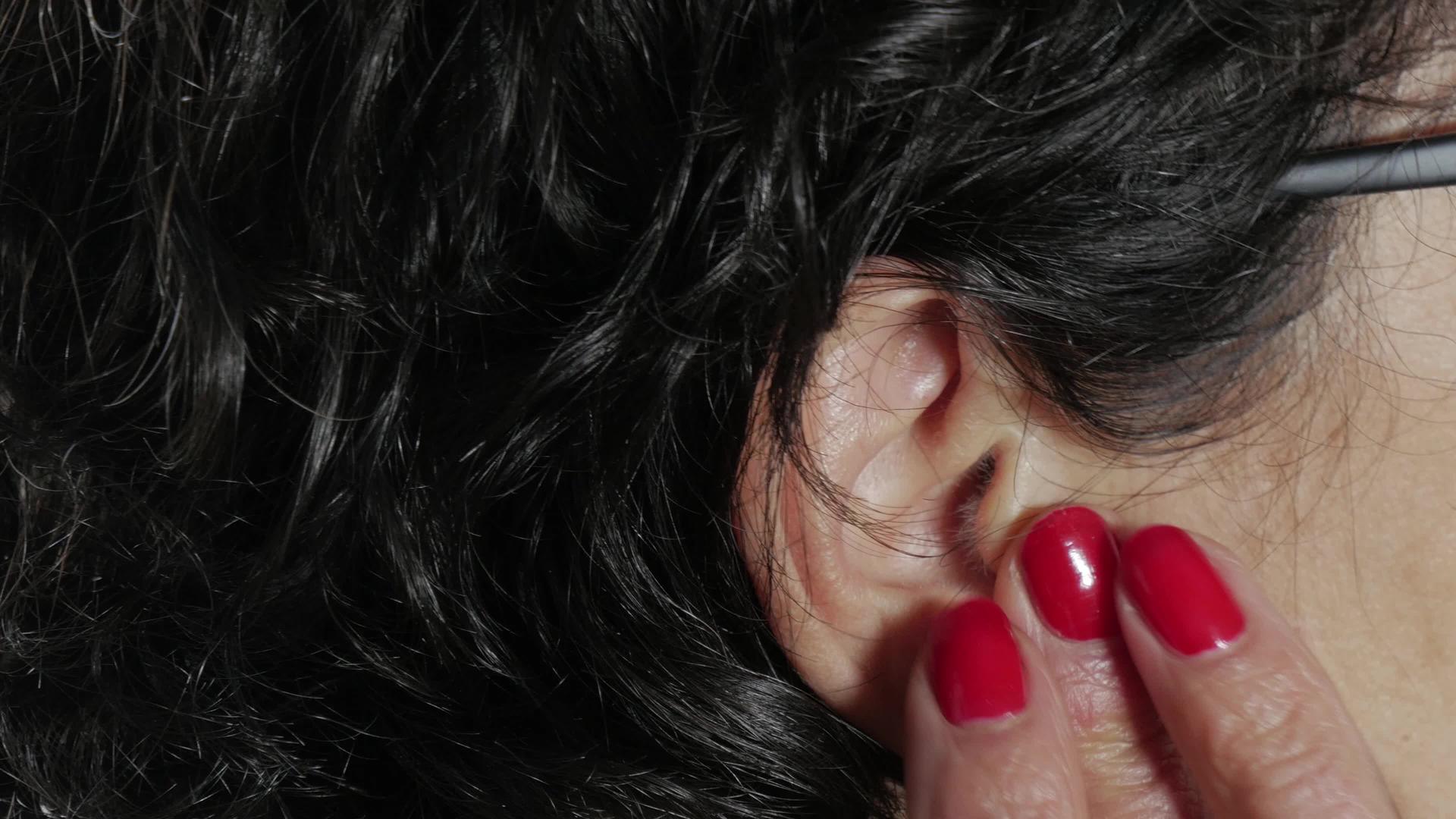 手靠近耳痛妇女的手视频的预览图