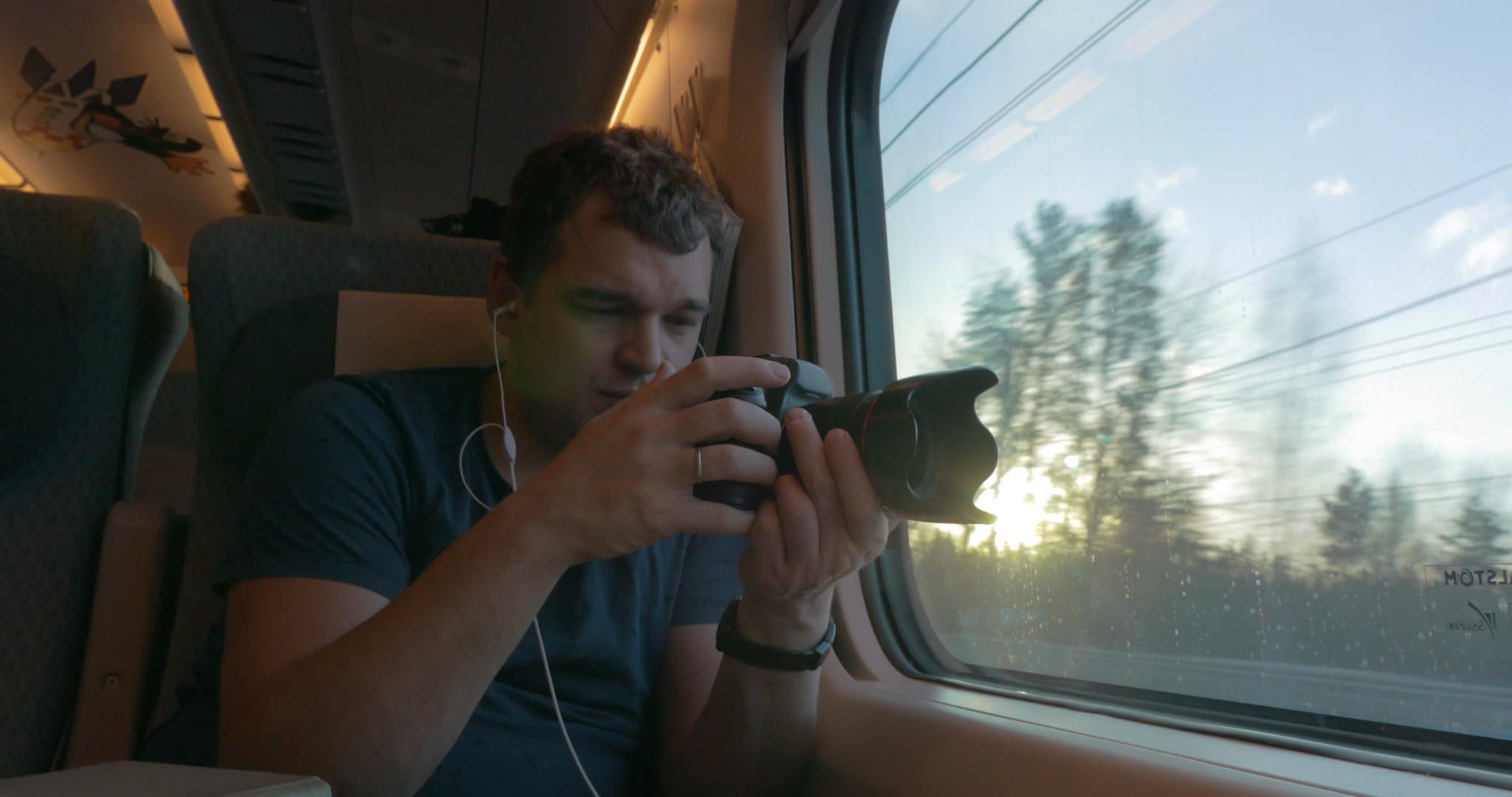 一名男子在火车上拍照看着窗外的照片视频的预览图
